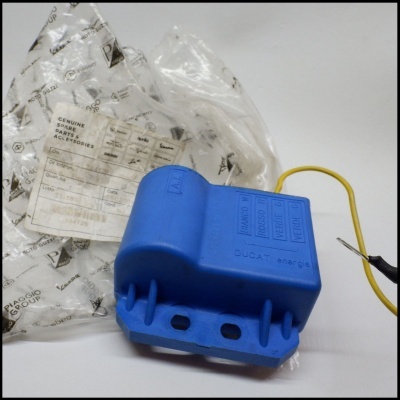 Componente elétrico azul Ducati Energia com cabo amarelo e embalagem Piaggio