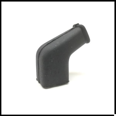 Peça de borracha preta inclinado sobre fundo branco