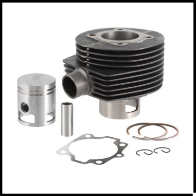 Conjunto de peças de motor incluindo cilindro preto, pistão prateado e acessórios metálicos