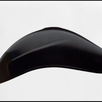 Peça preta angular de plástico com textura lisa