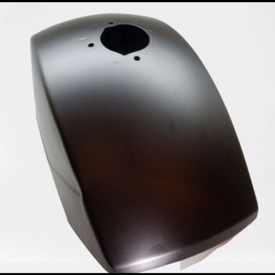 Tanque metálico cinza para motocicleta com orifícios no topo