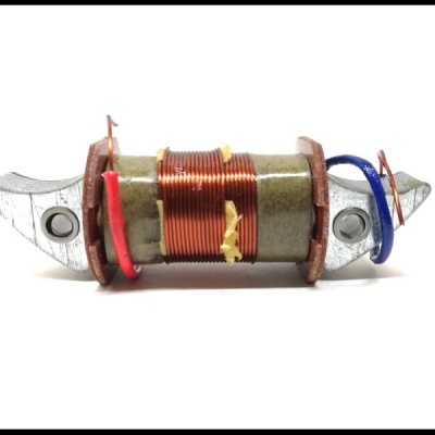 Bobina de fio de cobre com fios vermelhos e azuis e moldura metálica