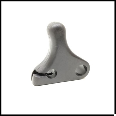 Peça metálica cinzenta triangular com duas perfurações circulares.