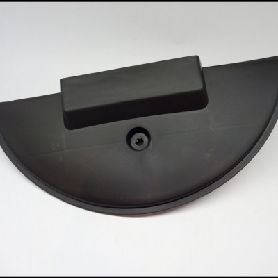 Suporte de plástico preto semicircular com parte retangular central e parafuso