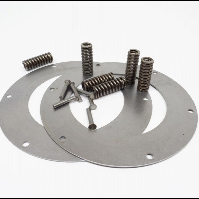 Peças metálicas incluindo placas circulares, molas helicoidais e pregos