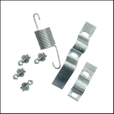 Conjunto de peças metálicas incluindo mola, chapas curvas e parafusos