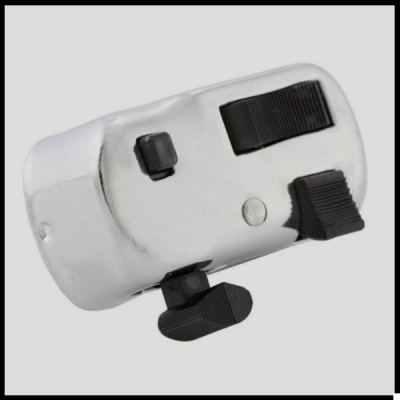 Apontador elétrico metálico prateado com botões pretos