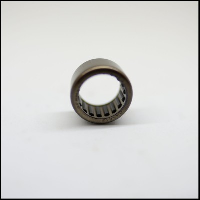 Rolamento de agulhas cilíndrico metálico cinza escuro sobre fundo branco