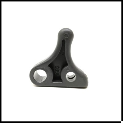 Peça triangular cinzenta em plástico com orifícios redondos