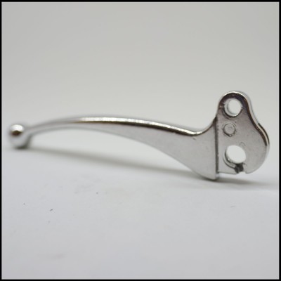 Alavanca metálica prateada curva com dois orifícios para fixação.