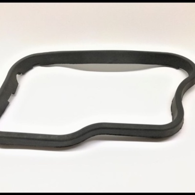 Junta preta de borracha com formato irregular