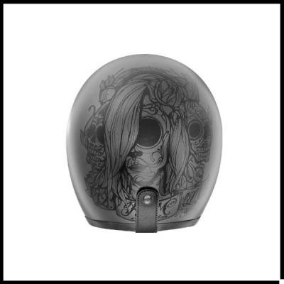 Capacete de moto cinzento com design de caveiras e flores em preto