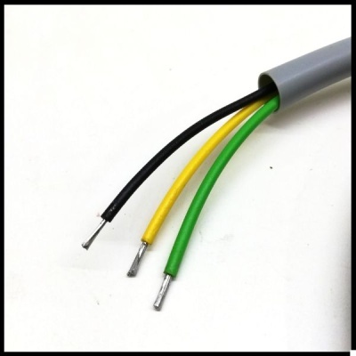 Cabo elétrico cinza com três fios coloridos expostos e terminados em pontas metálicas