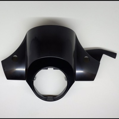 Carcaça plástica preta com buraco circular central e orifícios laterais