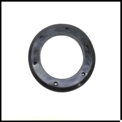 Anel circular preto com cinco furos em fundo branco