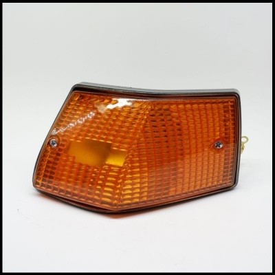 Piscas de luz traseira de automóvel laranja com moldura cinzenta