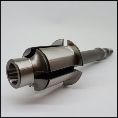 Componente metálico cilíndrico com ranhuras e cortes