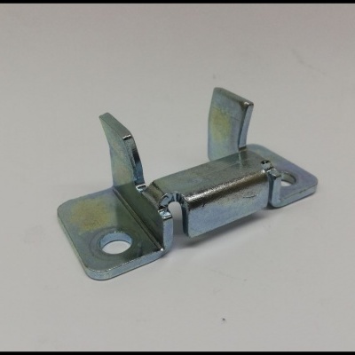 Fecho metálico prateado com ganchos verticais