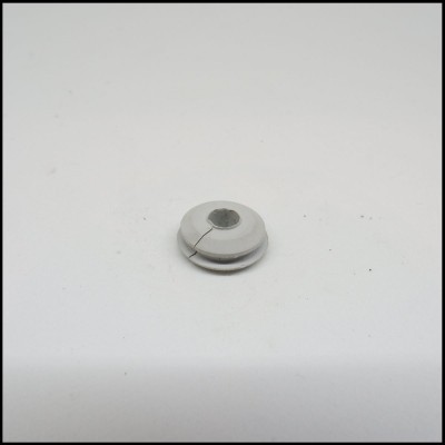 Isolador branco redondo pequeno com fenda central