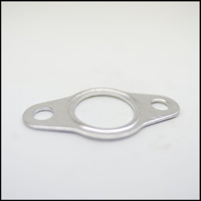 Peça metálica oval prateada com três orifícios