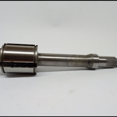 Peça metálica cilíndrica com eixo dentado e componentes móveis