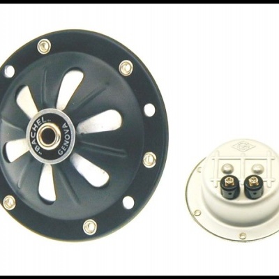 Componentes circulares pretos e brancos com parafusos e conexões eletrônicas