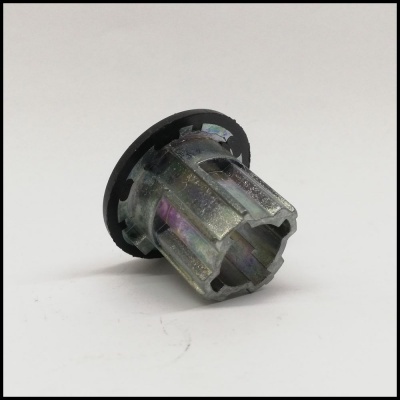 Peça metálica cilíndrica com flange preta na base