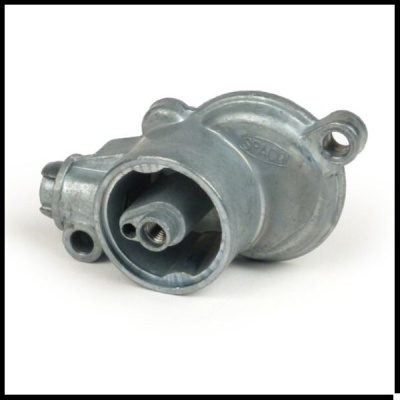 Peça metálica cilíndrica prateada com orifícios para parafusos