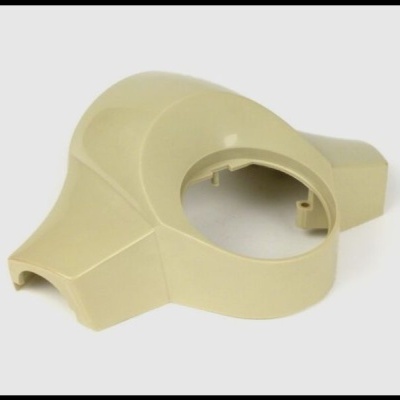 Peça plástica bege assimétrica com círculo oco central