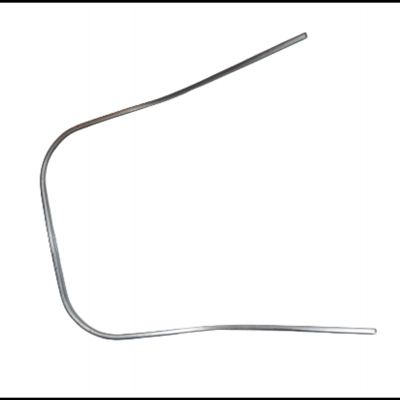 Estrutura metálica curva prateada sobre fundo branco