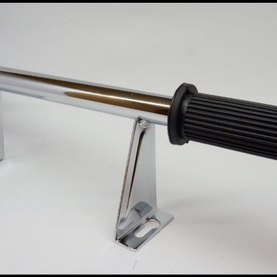 Barra de exercício cromada com empunhaduras pretas sobre suportes metálicos