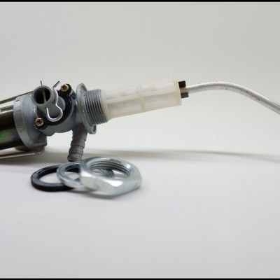 Componente elétrico metálico e plástico com cabo branco, arruela e anilhas em fundo branco