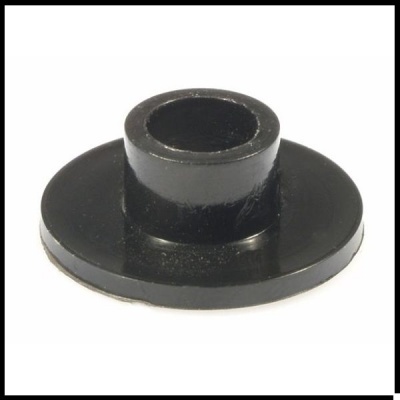 Peça redonda preta com cilindro central e base circular plana