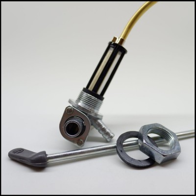 Conjunto de componentes metálicos para fixação e conexão, incluindo tampão roscado, anilha, porca e haste, sobre fundo branco