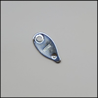 Peça metálica prateada com dois orifícios e gravação NETFINE