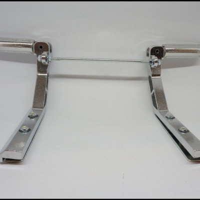 Suporte metálico cromado com pegadores tubulares cilíndricos em fundo branco