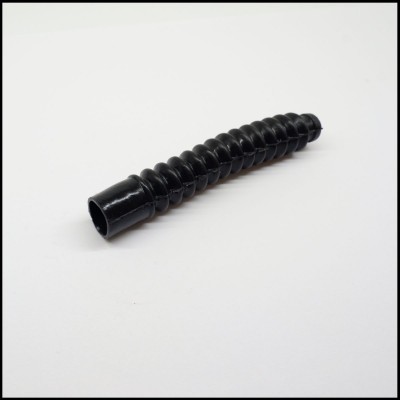 Tubo flexível preto de plástico com superfície estriada sobre fundo branco