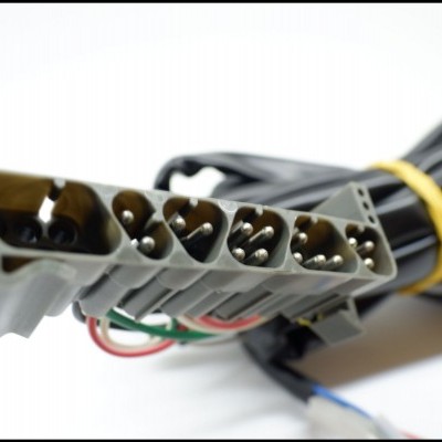 Cabos elétricos com conectores cinzentos e pinos metálicos