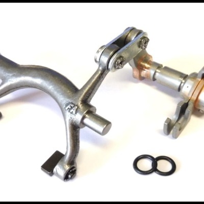 Peças metálicas automotivas com juntas circulares pretas