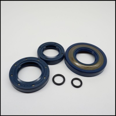 Conjunto de vedantes e anilhas em borracha azul e preta em fundo branco