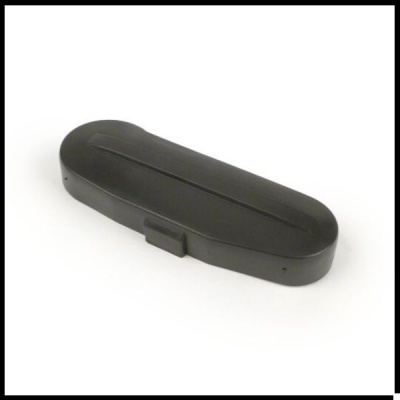 Estojo rígido preto com fecho central