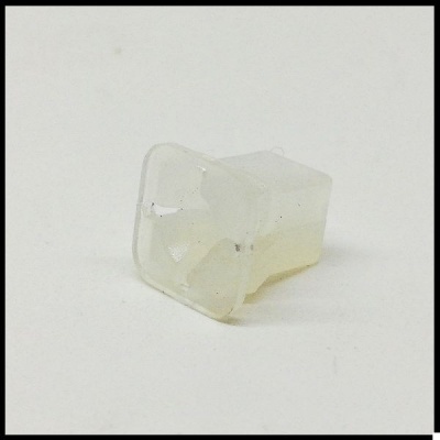 peça plástica translúcida pequena sobre fundo branco