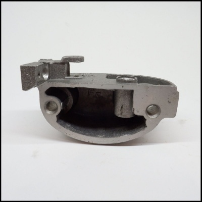 Peça metálica cinzenta com parafusos em fundo branco