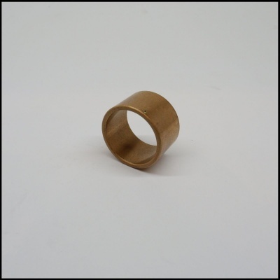 Anel dourado largo em fundo branco