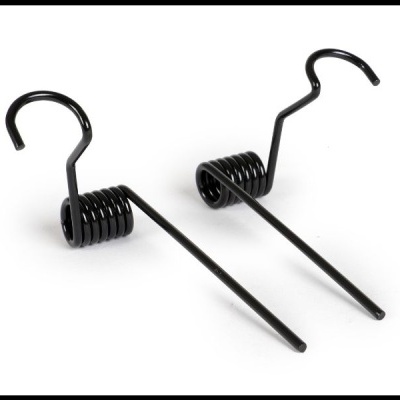Par de molas metálicas pretas com ganchos em fundo branco