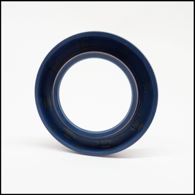 Anel vedante azul com reforços metálicos sobre fundo branco