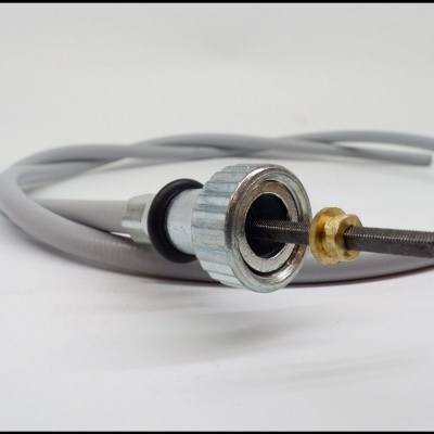 Cabo de bicicleta com peças metálicas e revestimento cinza