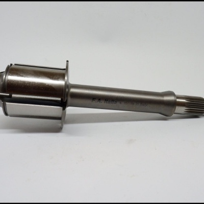 Eixo metálico prateado com texto gravado em superfície branca