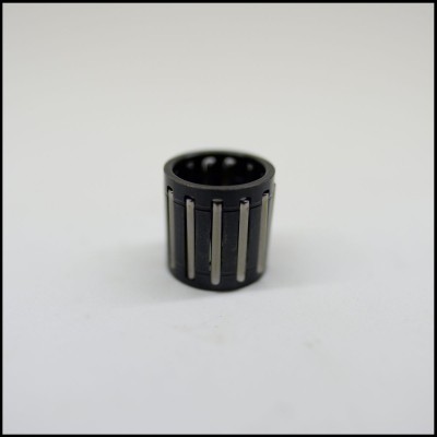 Peça cylindrical preta com barras metálicas verticais sobre fundo branco