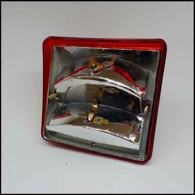 Reflector quadrado vermelho com superfície metálica prateada e cabos